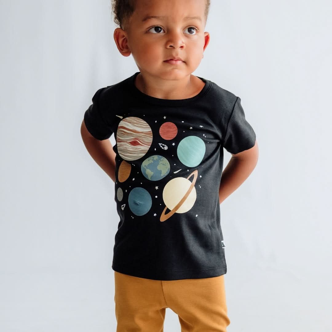 T-shirt graphique en bambou pour bébé/enfant | Énergie débordante en couleur Terre d'ombre