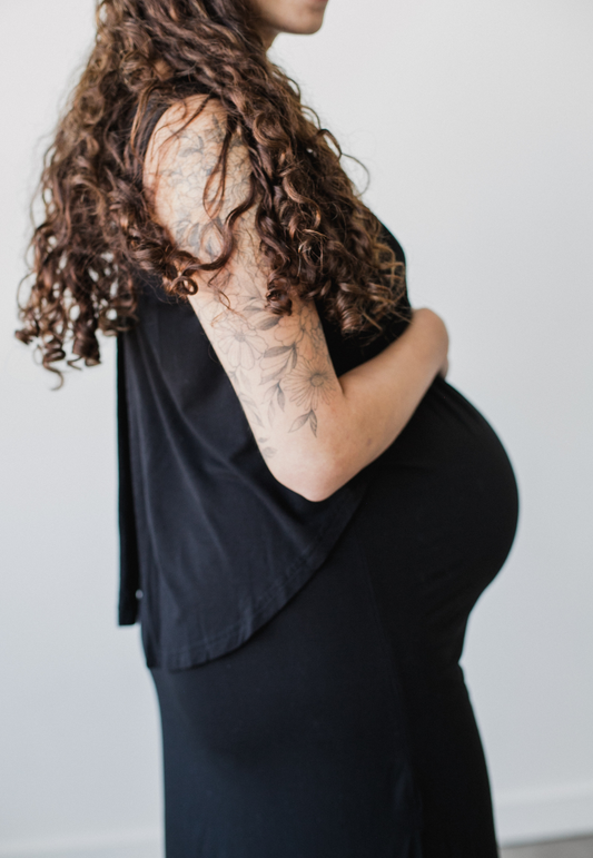 Robe noire flottante de maternité et d'allaitement