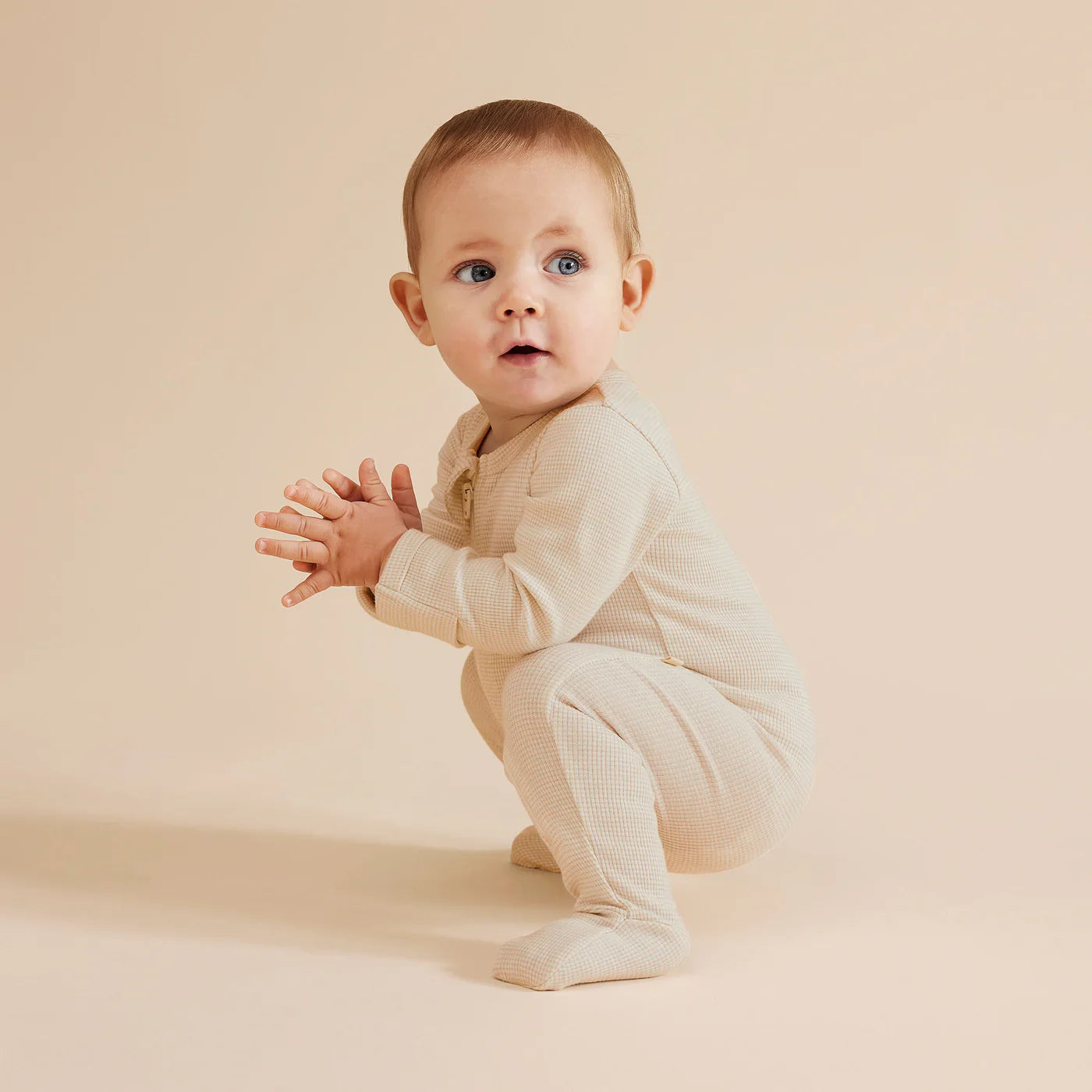 Pyjama zippé en coton biologique à rayures avec pieds | Couleur avoine | Wilson + Frenchy