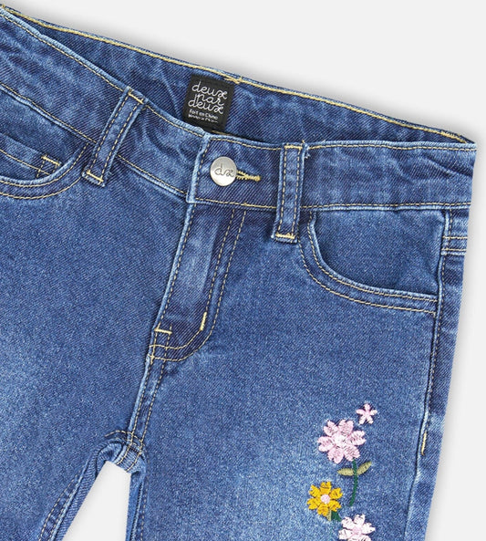 Jean à ourlets effilochés et broderies florales | Bleu | Deux Par Deux