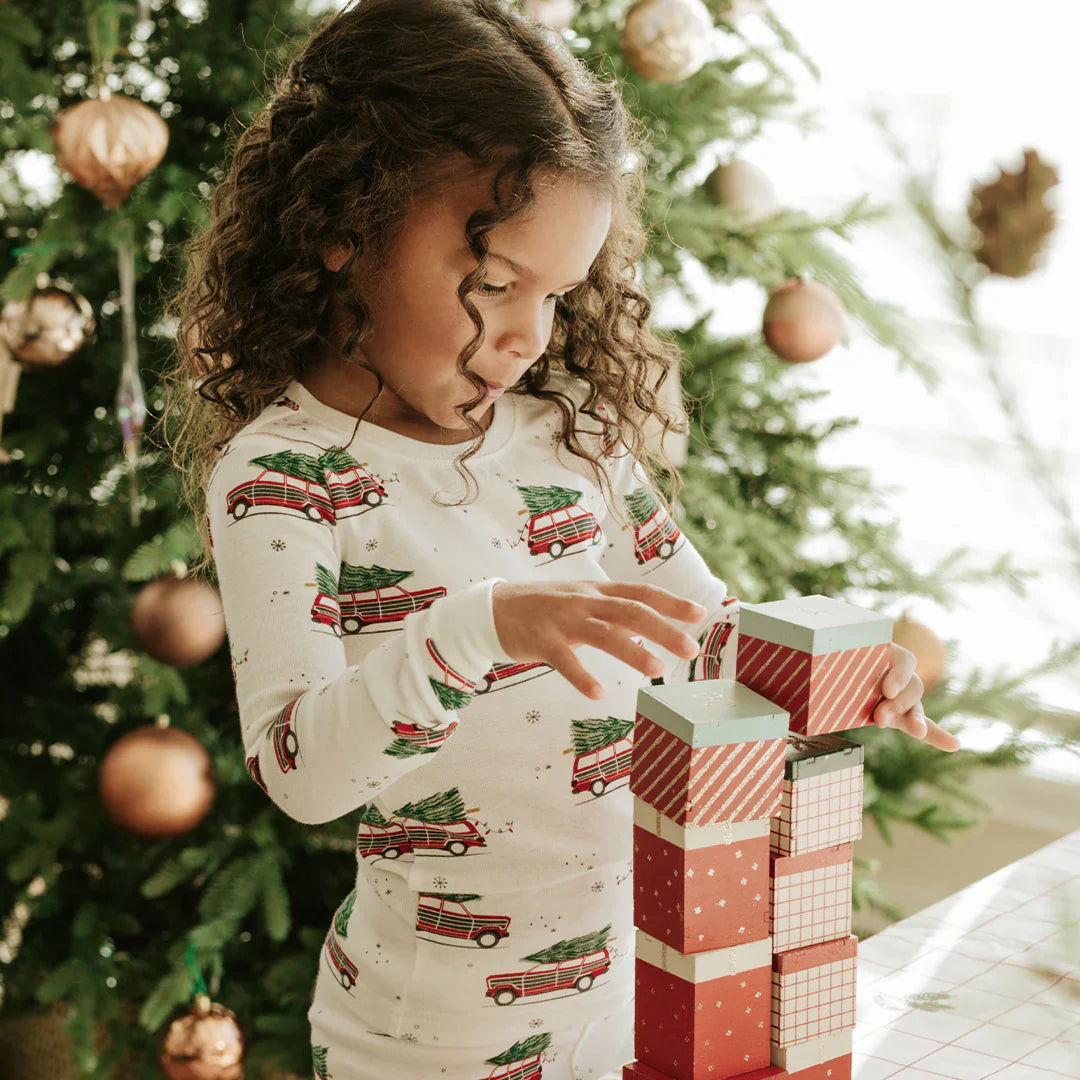 Ensemble de pyjama en molleton à imprimé voitures de Noël sur fond blanc cassé | Petit Lem