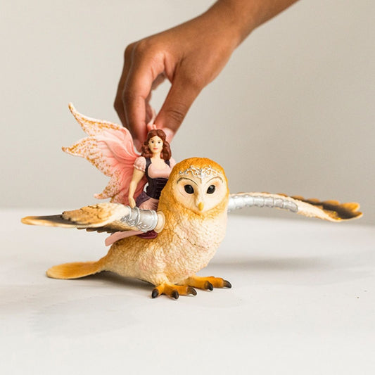 Fée en vol sur un hibou glamour