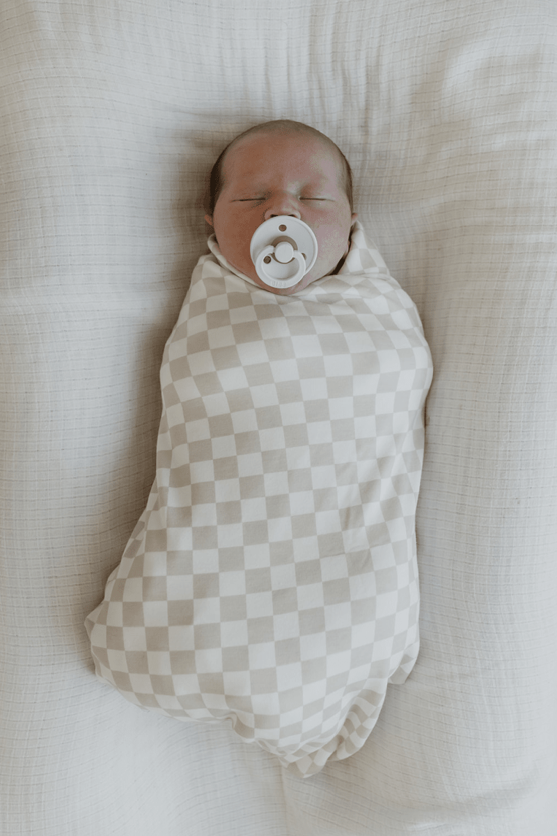 Couverture d'emmaillotage en bambou Beluga – Kayla damier