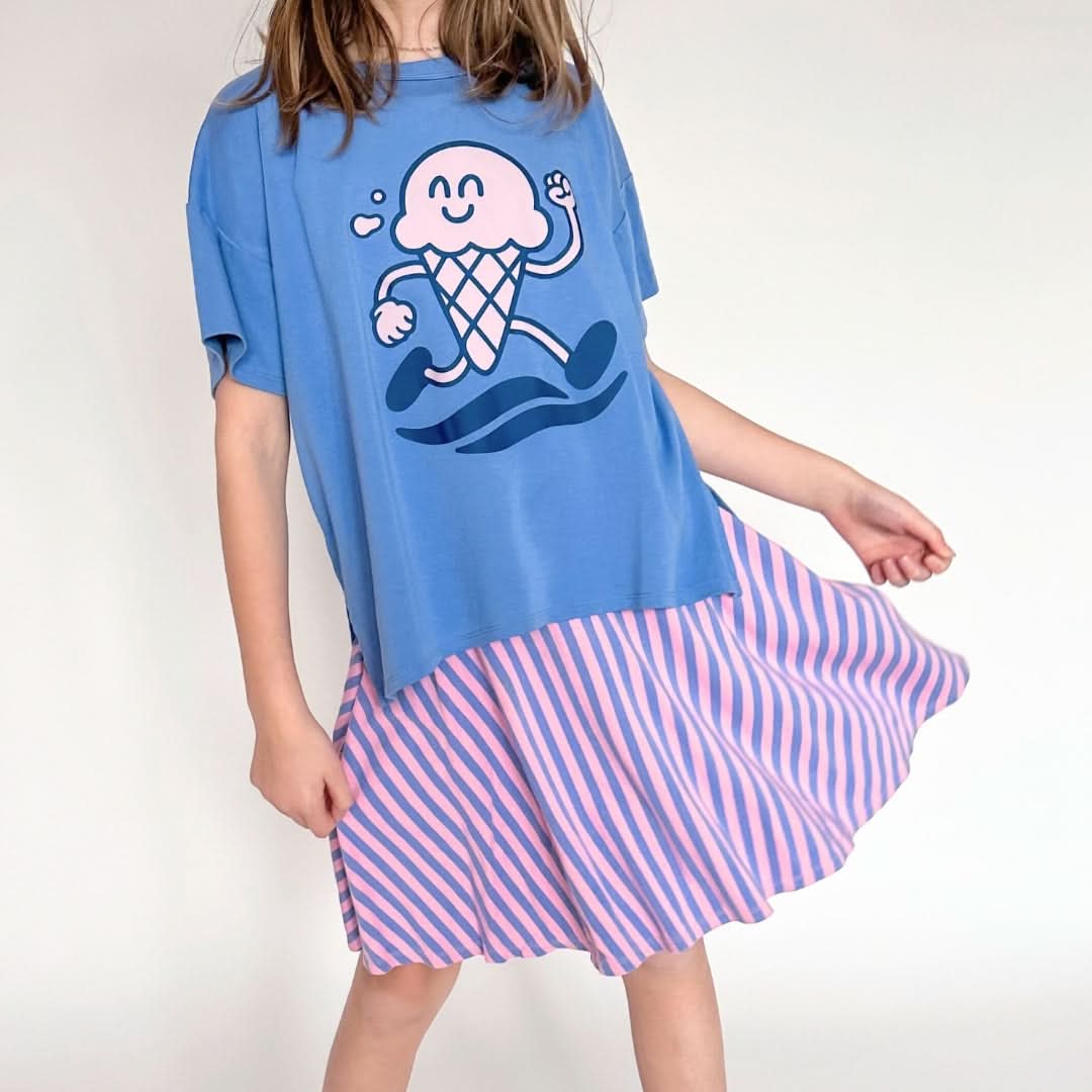 T-shirt oversize graphique en bambou pour enfant | Course de glaces sur bleu lagon