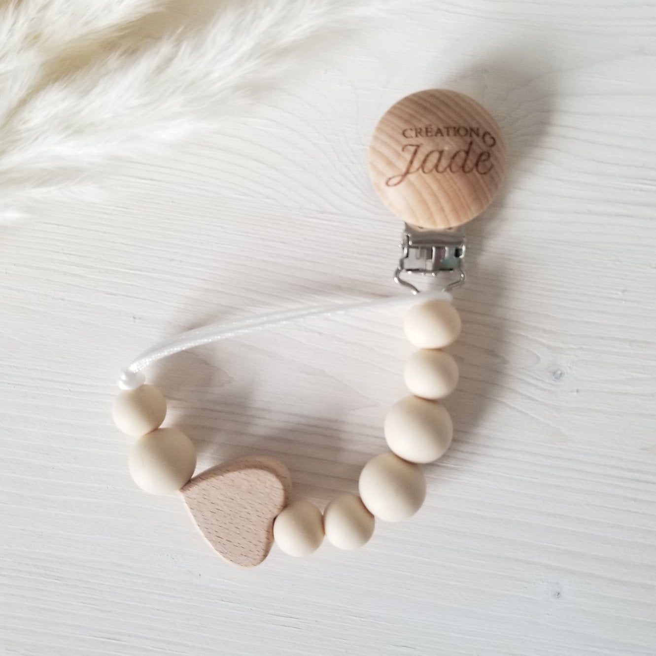 Attache-sucette en bois - Amour maternel - Crème