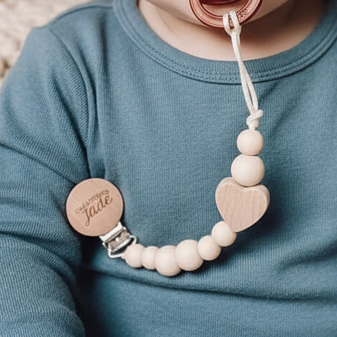 Attache-sucette en bois - Amour maternel - Crème