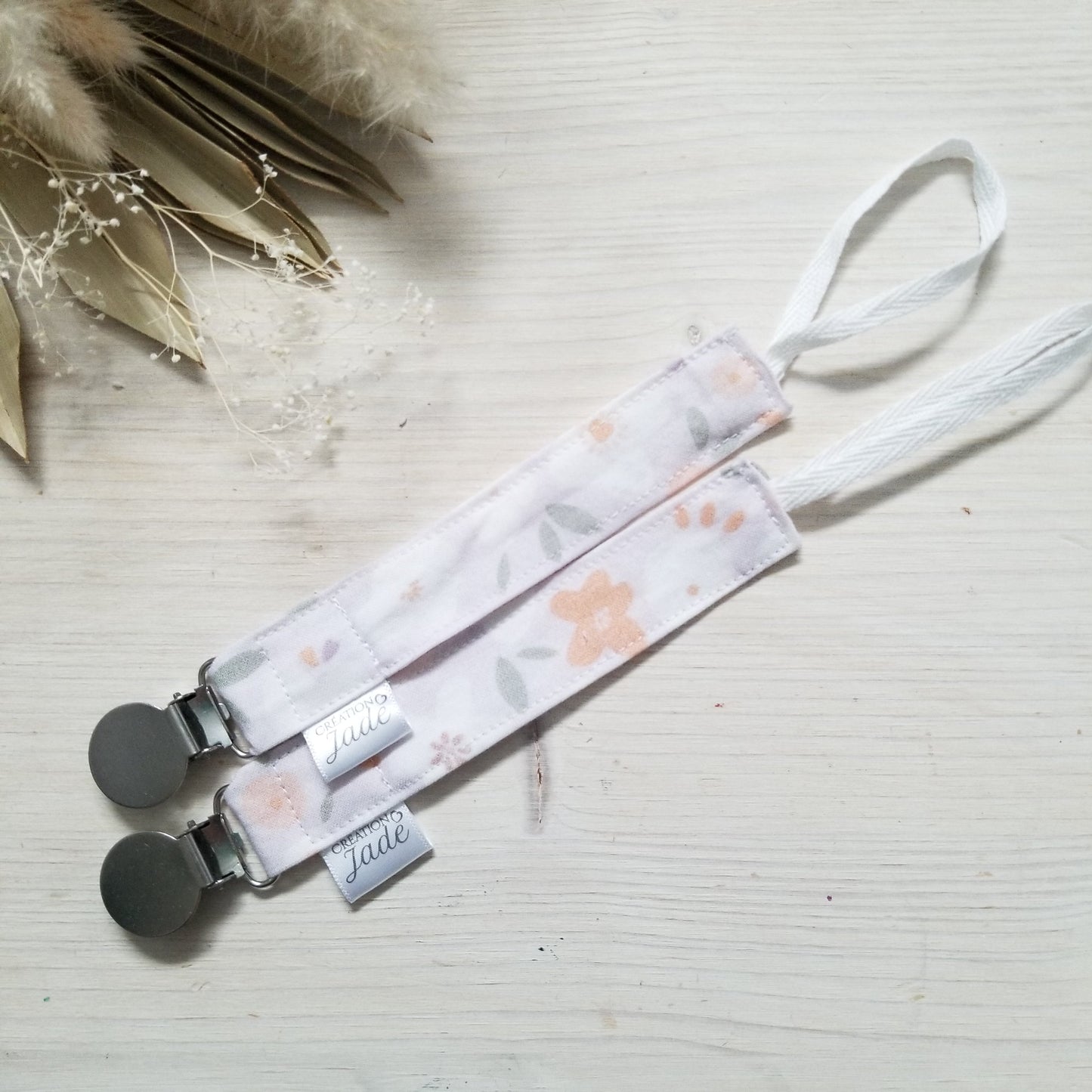 Nouveauté - Attache-suce Tissu - clip Inox - Délicates fleurs lilas