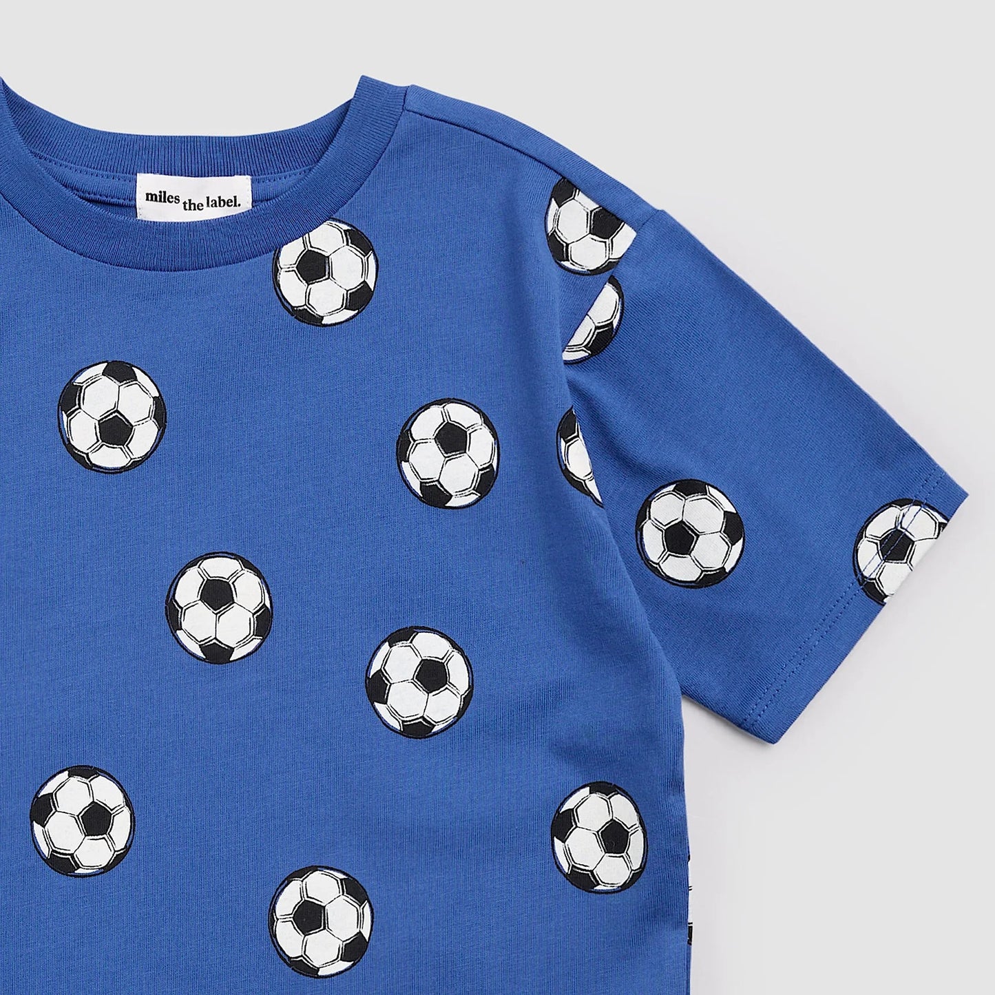 T-shirt en tricot | Ballons de soccer sur bleu roi | Miles the Label