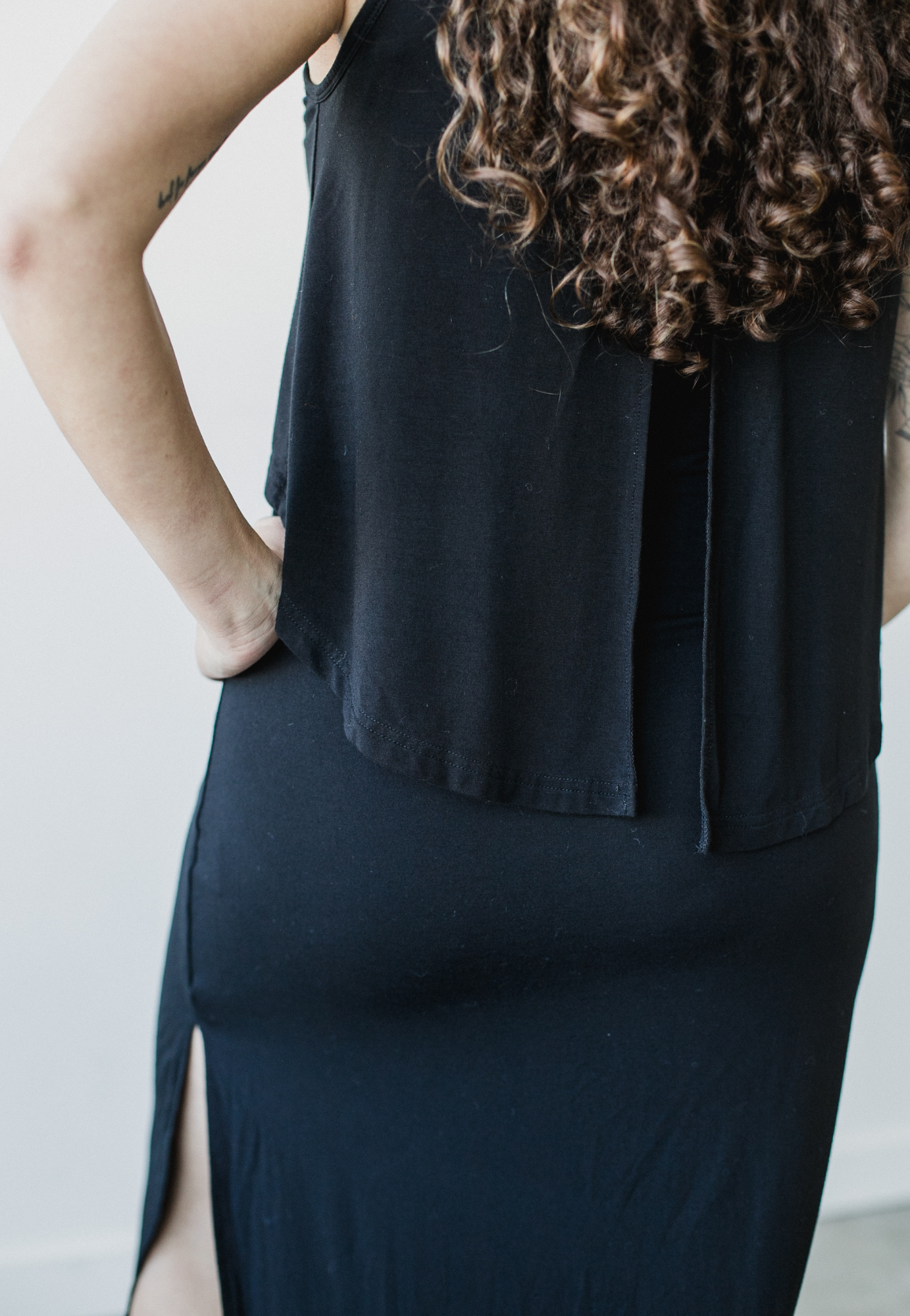 Robe noire flottante de maternité et d'allaitement