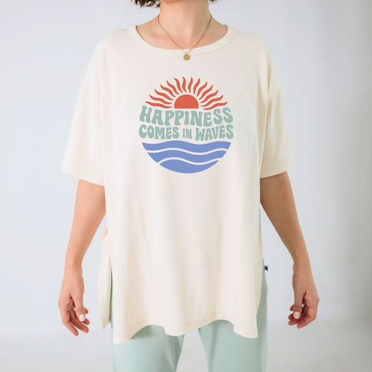 T-shirt surtaillé graphique en bambou pour femme | « Le bonheur vient par vagues » | Crème