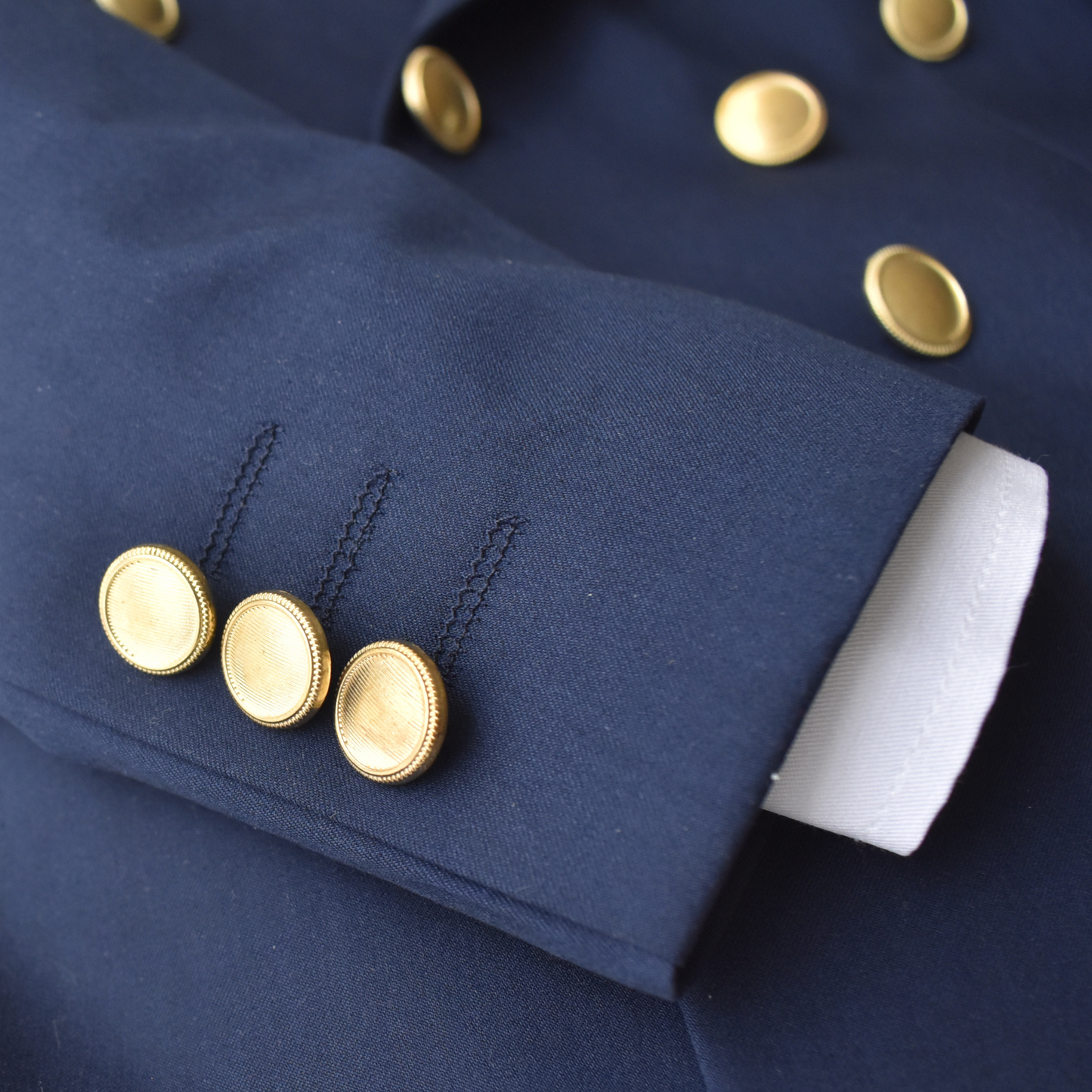 Costume garçon à boutons dorés