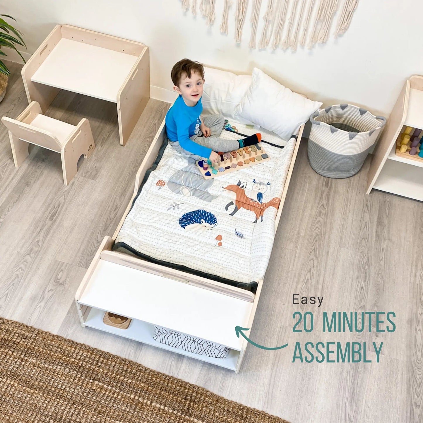 APPLE JUNIOR - Lit de sol Montessori avec barrières et étagères