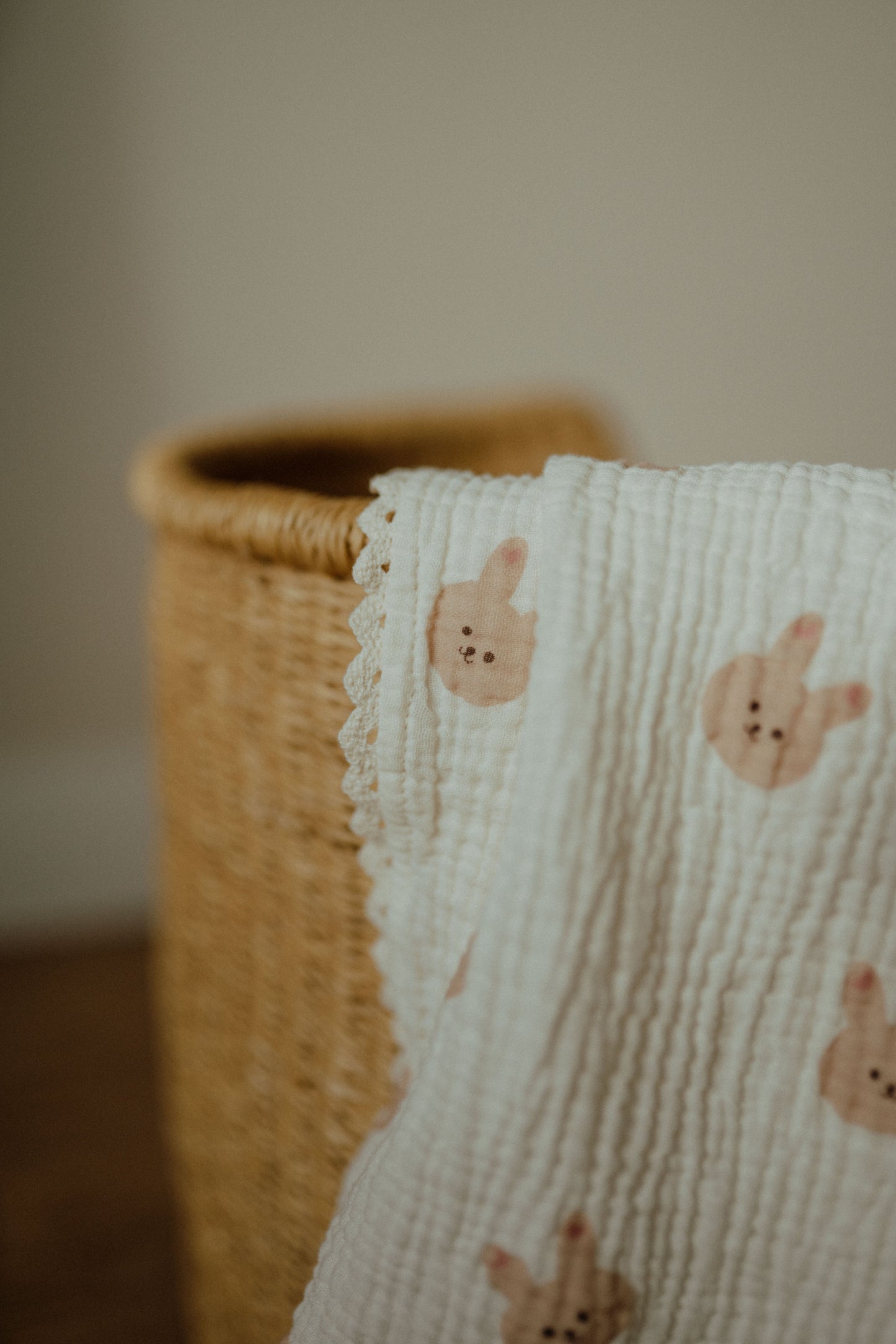 Lange en mousseline de coton bio – Lapin rose | ba.be.O Canada