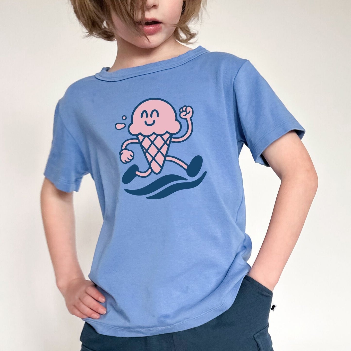 T-shirt graphique en bambou pour bébés/enfants | "La Course à la Glace" sur bleu océan
