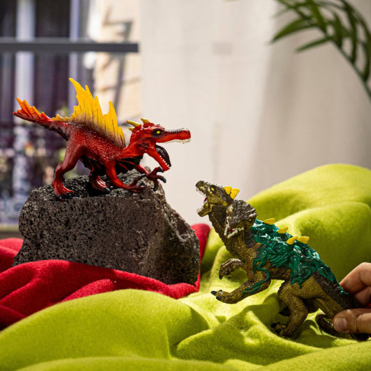 Dinosaure de feu contre lézard de la jungle
