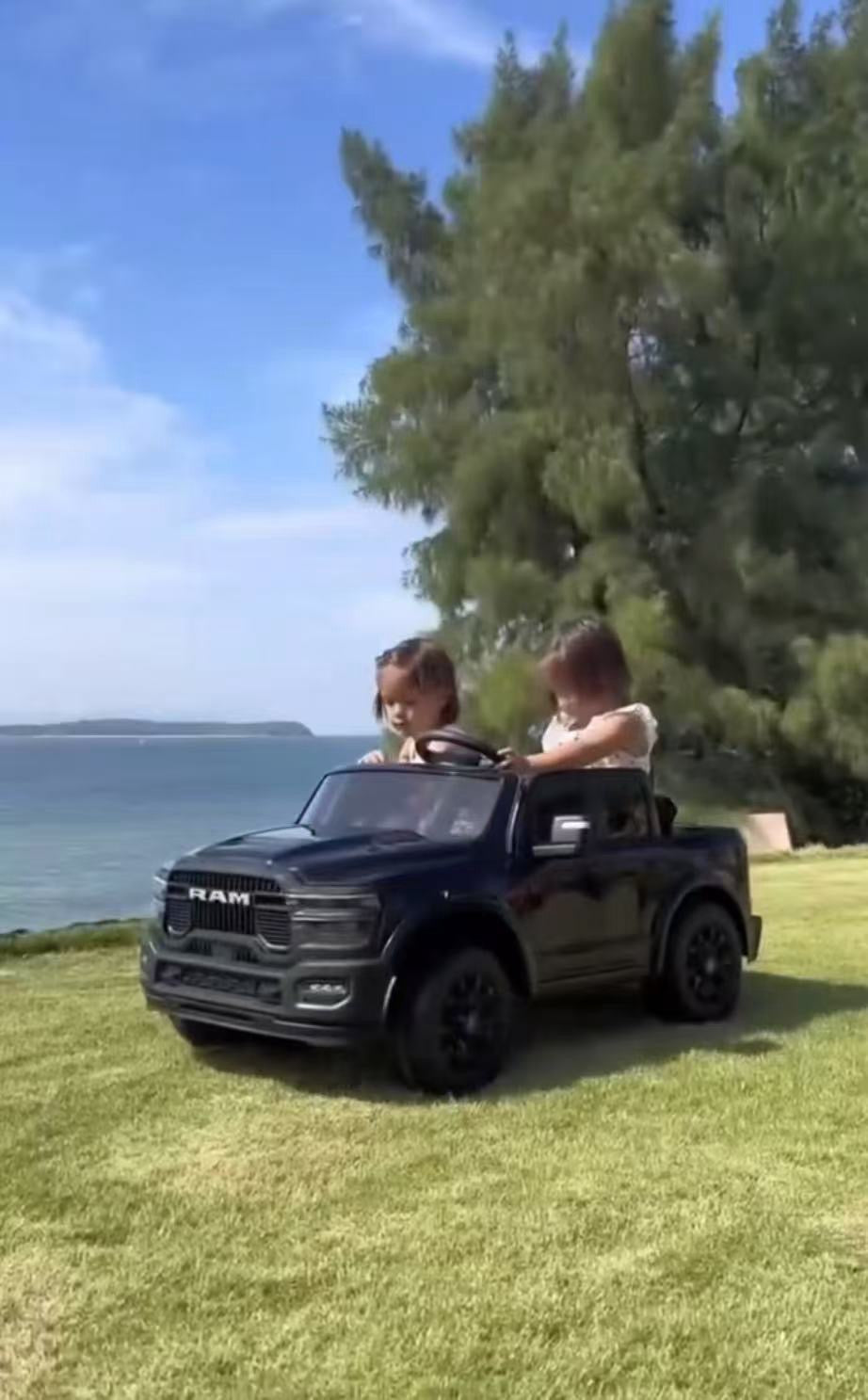 Voiture électrique 2 places pour enfants Dodge Ram 24 V 2026 avec télécommande