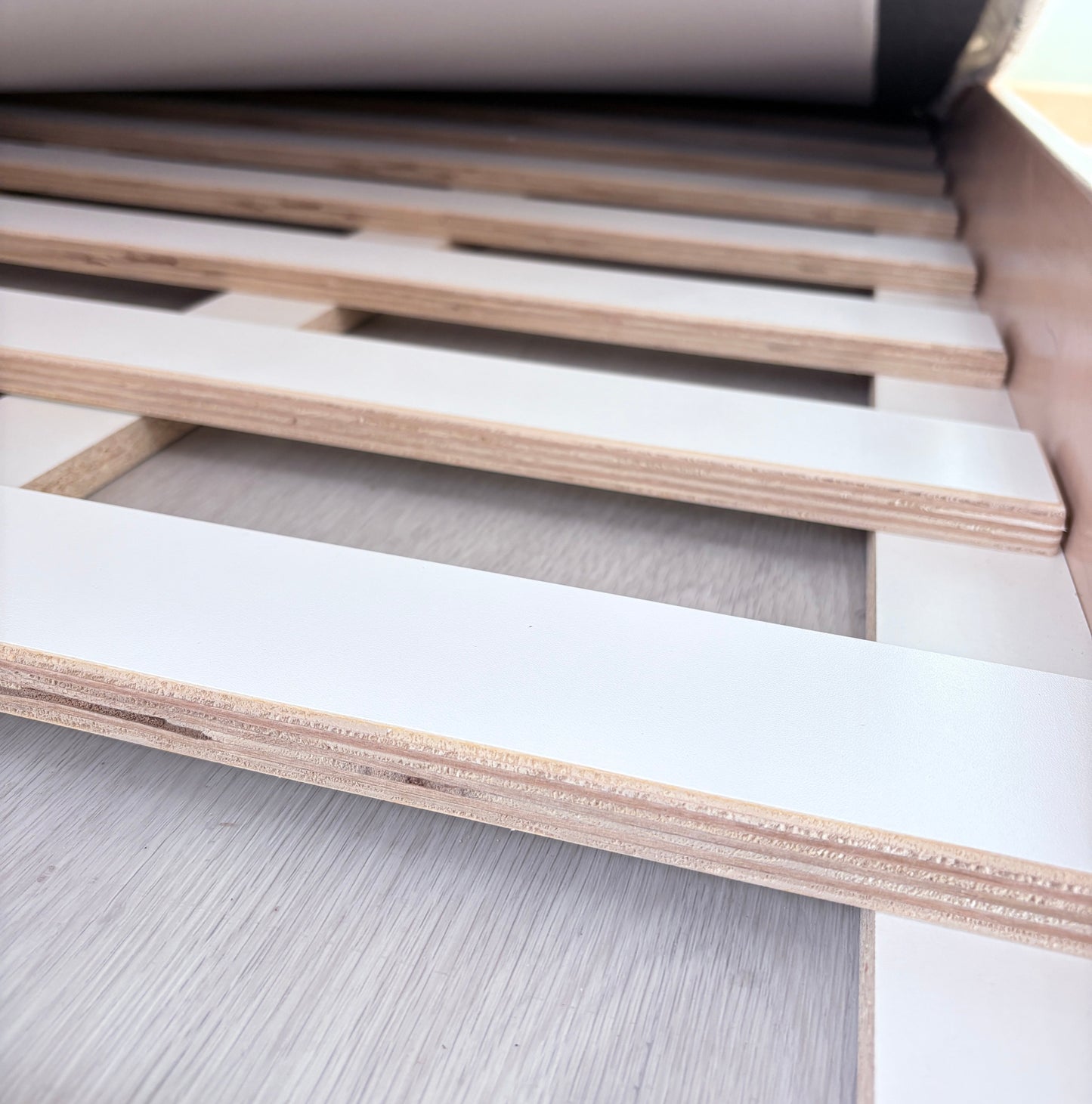 APPLE JUNIOR - Lit de sol Montessori avec barrières et étagères