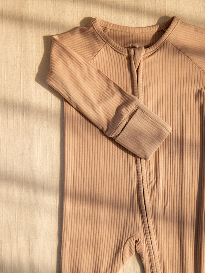 Barboteuse côtelée en bambou zippée convertible couleur taupe sable