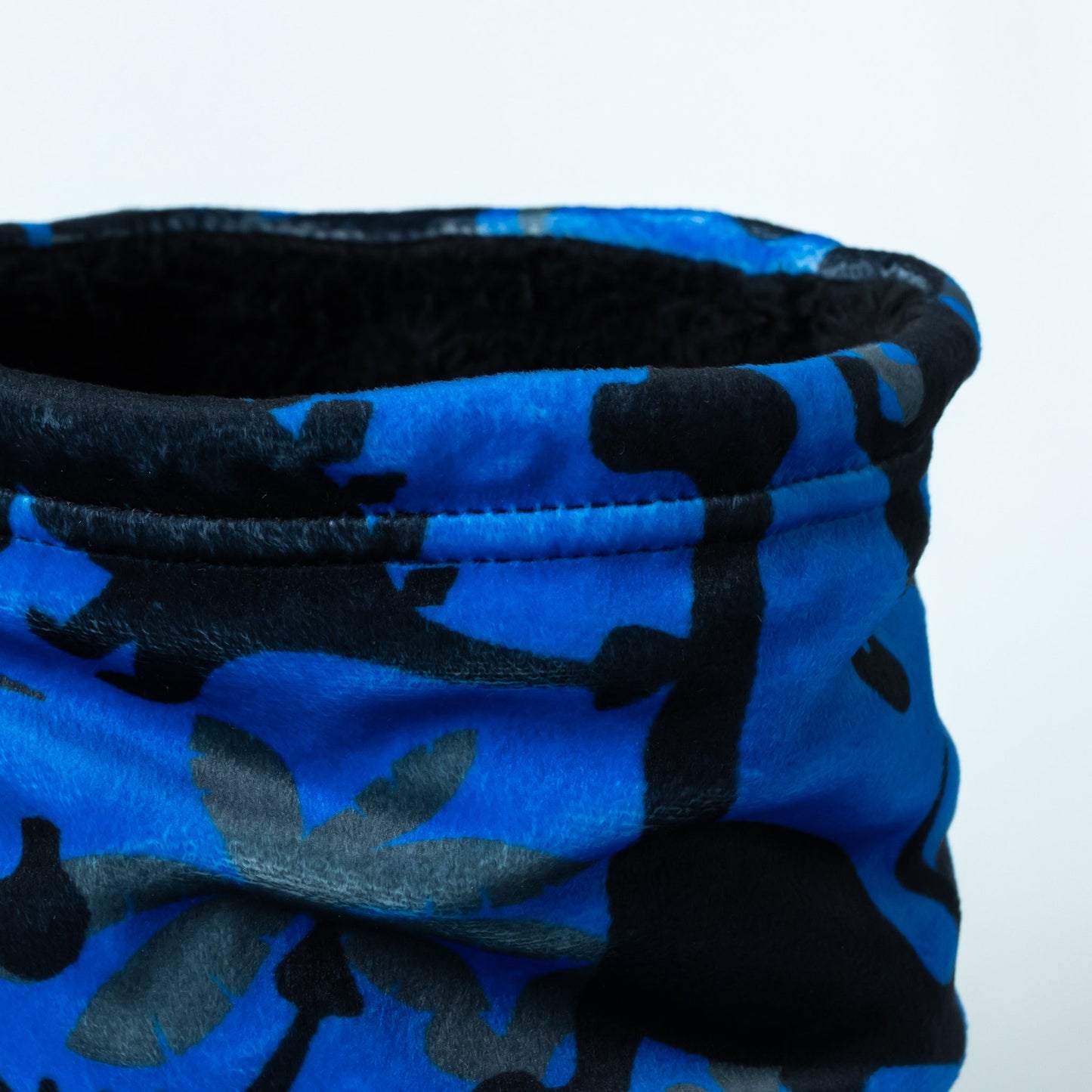 Cache-cou réversible en peluche Dino Squad Royal Black