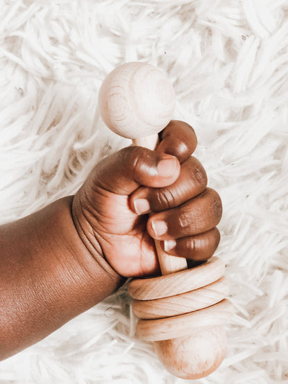 Hochet en bois pour bébé