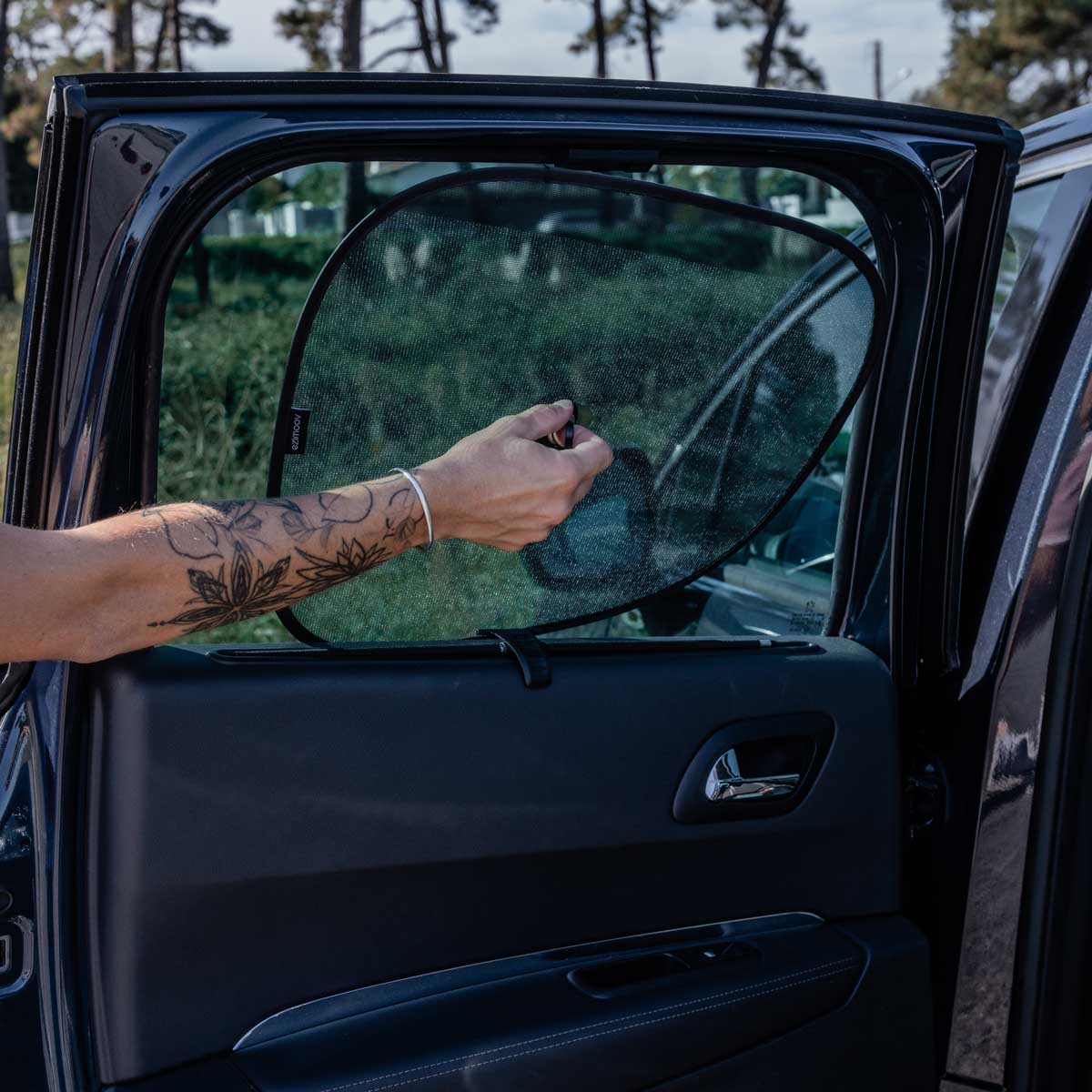 ezimoov-sunshade-stoppers-installation-car-window