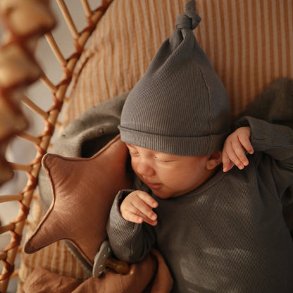 Tuque côtelée en coton biologique pour bébé – 0-3 mois