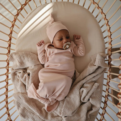 Tuque côtelée en coton biologique pour bébé – 0-3 mois