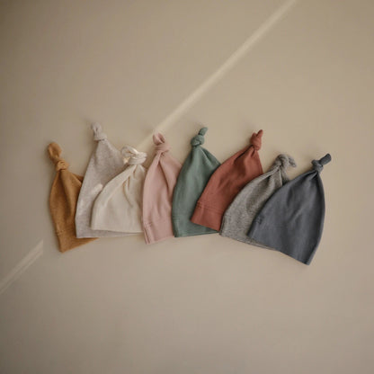Tuque côtelée en coton biologique pour bébé – 0-3 mois