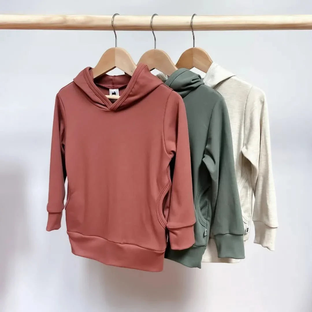 Hoodie léger en bambou pour enfant avec poches latérales | Noir
