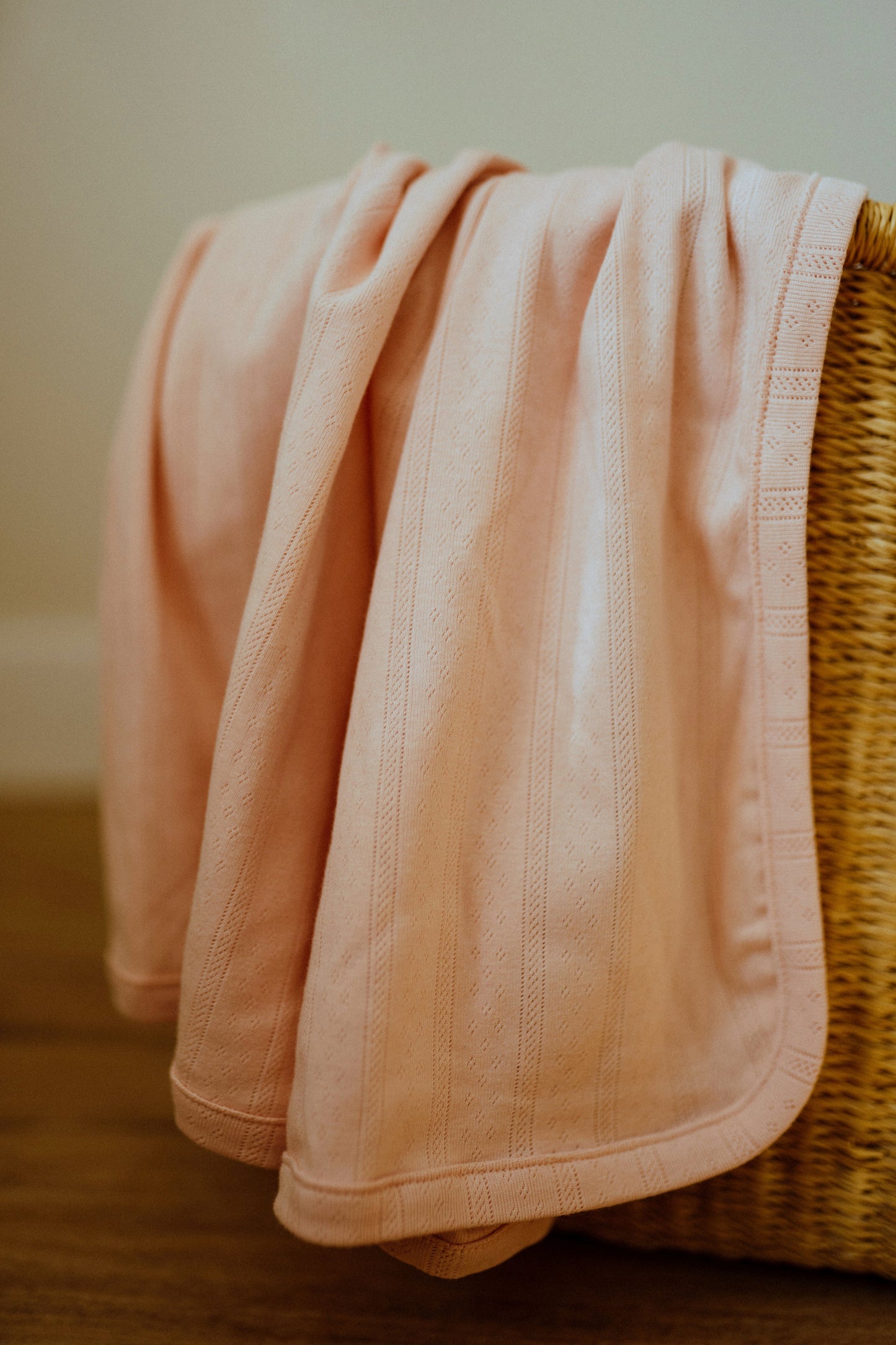 Couverture d'emmaillotage ajourée - Rose bubblegum