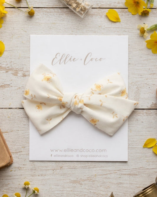 Boucle surdimensionnée fleurs jaunes sur crème