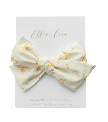 Boucle surdimensionnée fleurs jaunes sur crème